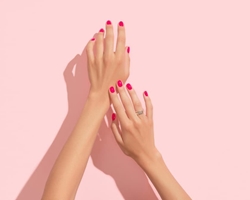 Consejos para aplicar correctamente el esmalte permanente en tus uñas