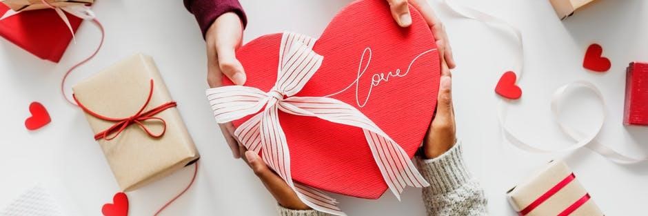 San Valentín: perfumes, maquillaje, skincare y otros regalos para